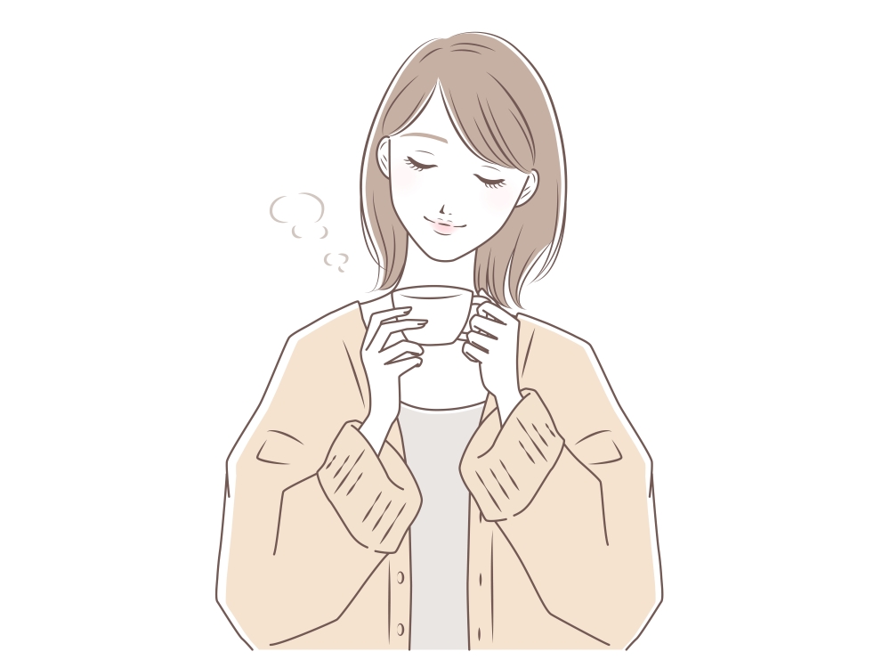 コーヒーの香りを楽しむ女性